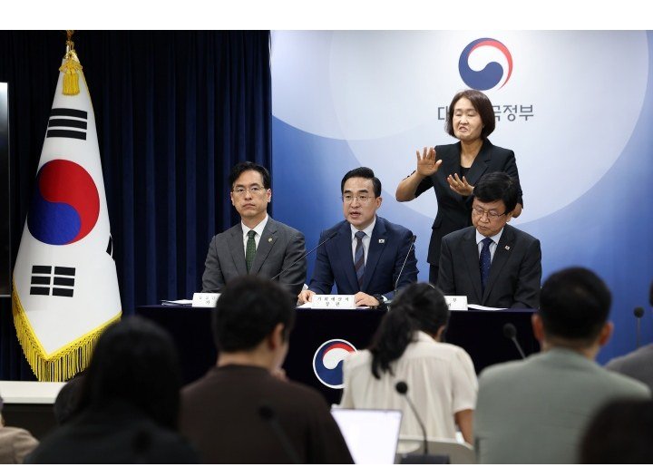 정부세종청사 본관과 가을 가로수