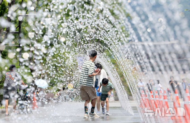 맞벌이 615만 시대, 육아·주거 지원은 어디까지 왔나