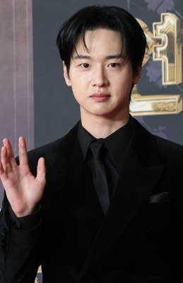 장동윤 공식 행사 보도사진(검은 정장)