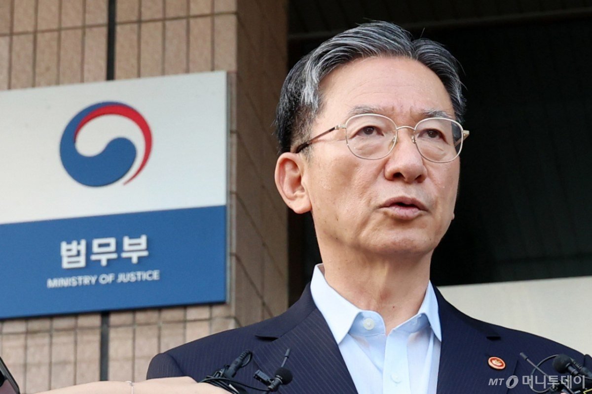 법무부 청사 앞에서 취재진에 답하는 장면