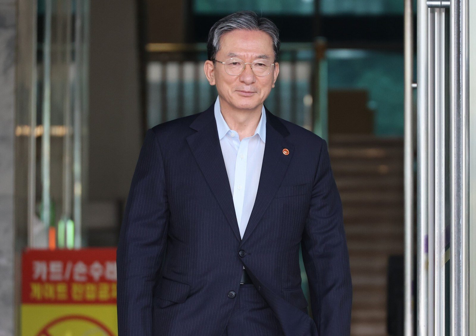 법무부 표지판 앞에서 발언하는 장면