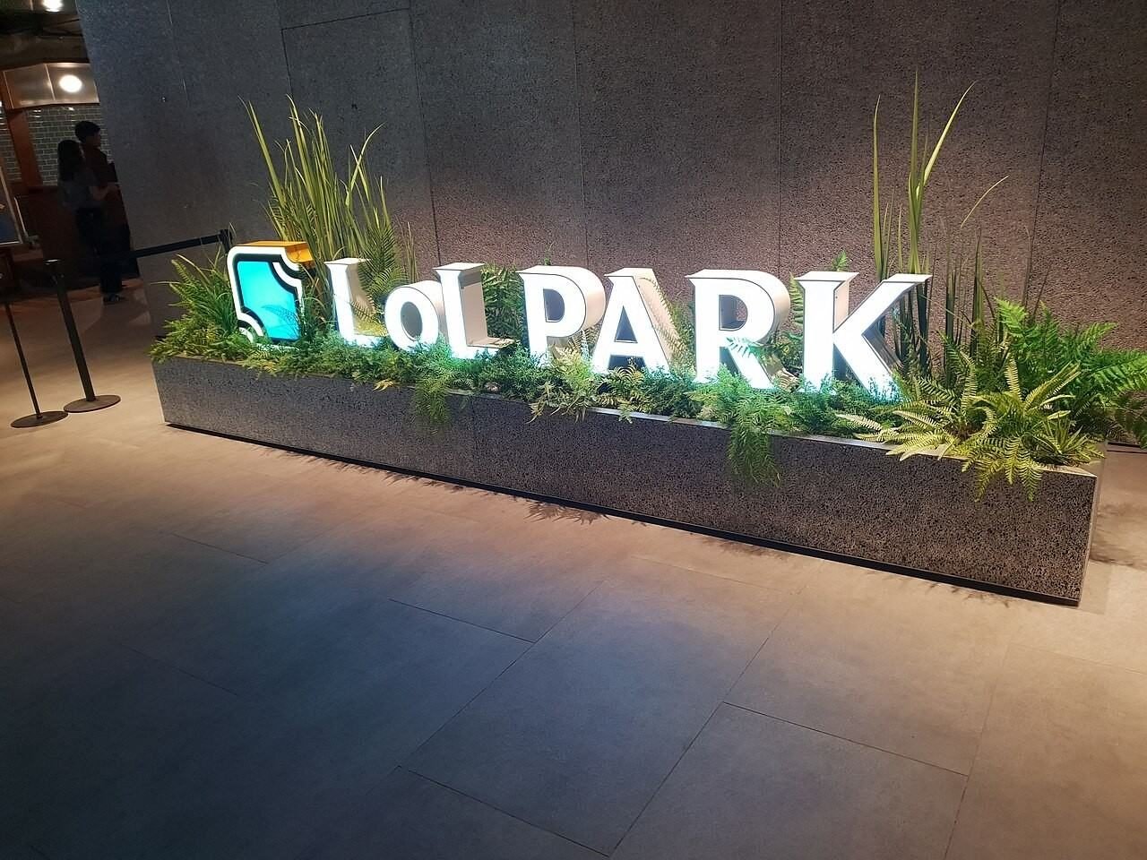 종로 치지직 롤파크 내부 LoL PARK 사인