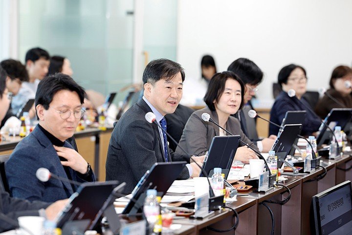 건정심 회의 테이블에서 위원들이 자료를 보며 논의하는 모습