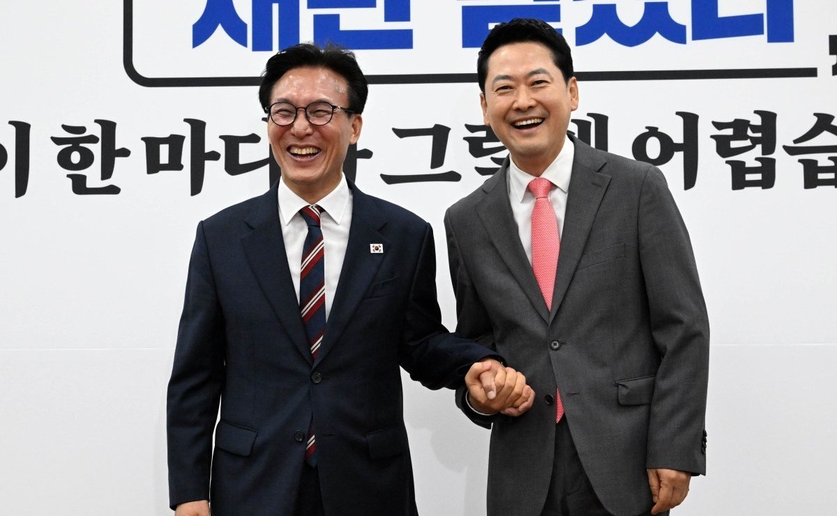 여야 대표가 웃으며 손을 맞잡는 상견례
