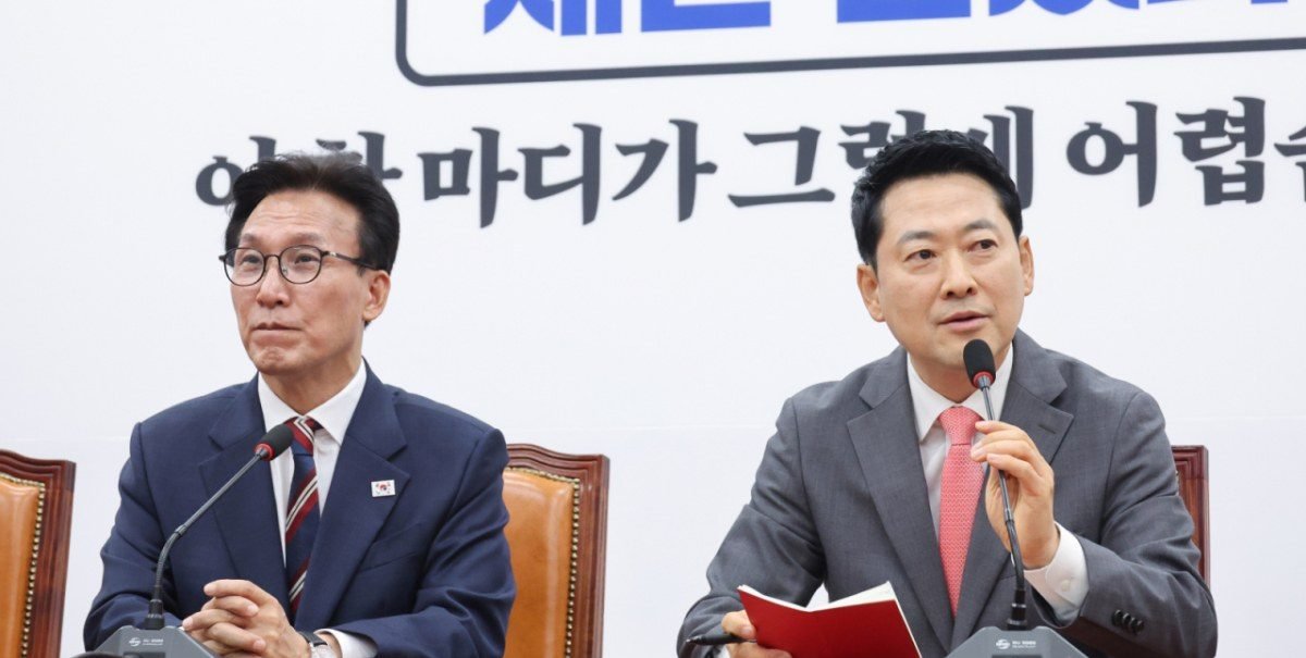 회담 탁자에서 마주 앉은 김민석·장동혁