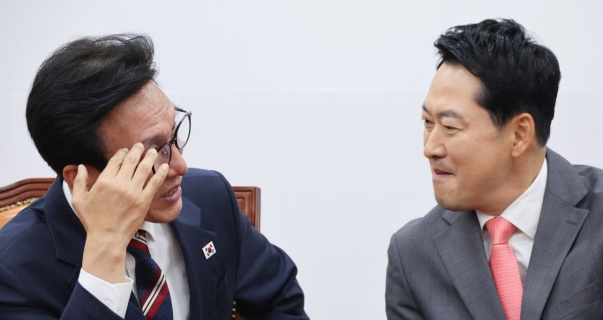 두 대표가 마주 앉아 대화하는 장면