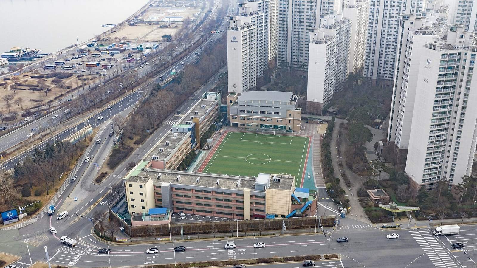 서울 신천중학교 운동장과 교사동