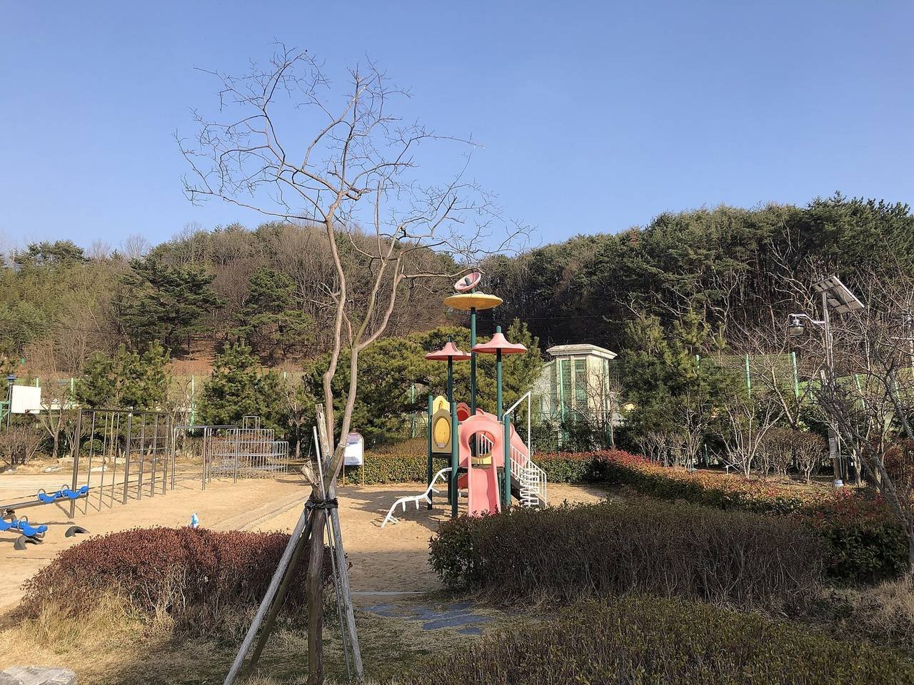 국내 초등학교 운동장과 놀이시설