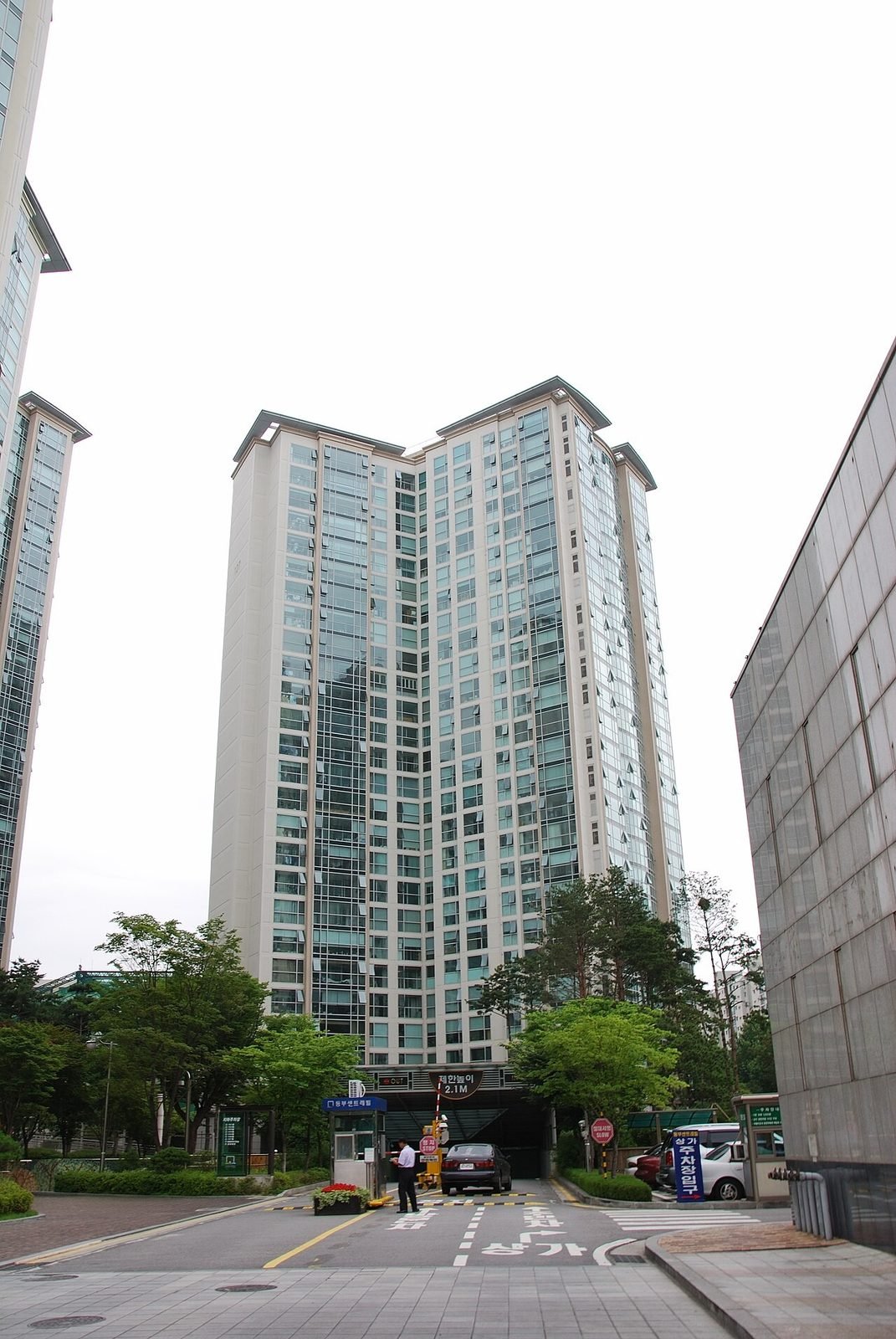 서울 아파트 단지 진입로와 타워