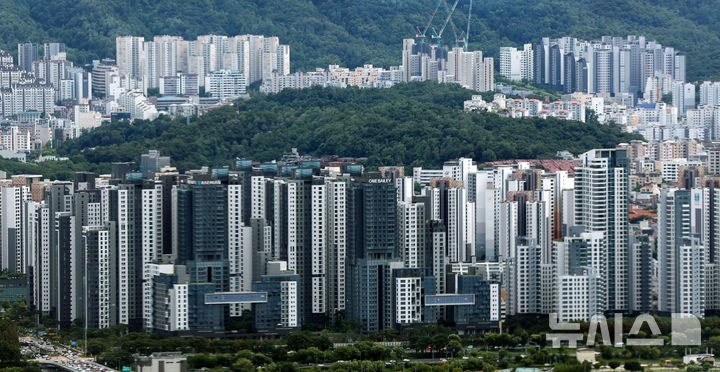 서울 아파트 단지가 산자락까지 이어진 전경