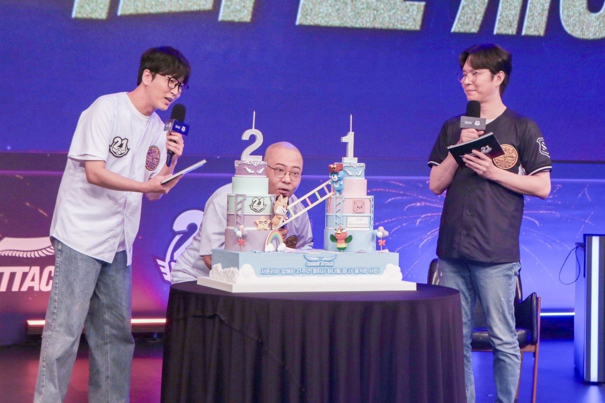 서든어택 21주년 쇼케이스 생일파티, 숫자 21 케이크와 서든어택 로고