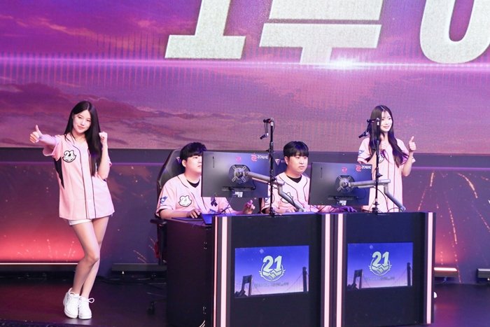 21주년 쇼케이스 2대2 이벤트 매치, 핑크 21 유니폼과 게이밍 데스크
