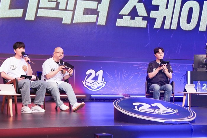 21주년 디렉터 쇼케이스 토크, 21 로고와 사회자 3인
