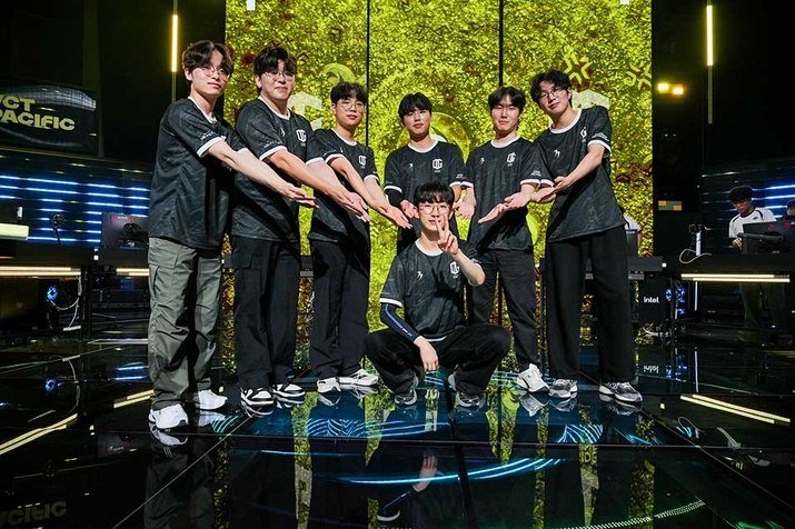 VCT 퍼시픽 무대에서 Global Esports 선수들이 가운데를 가리키며 단체 포즈를 취하고 있다