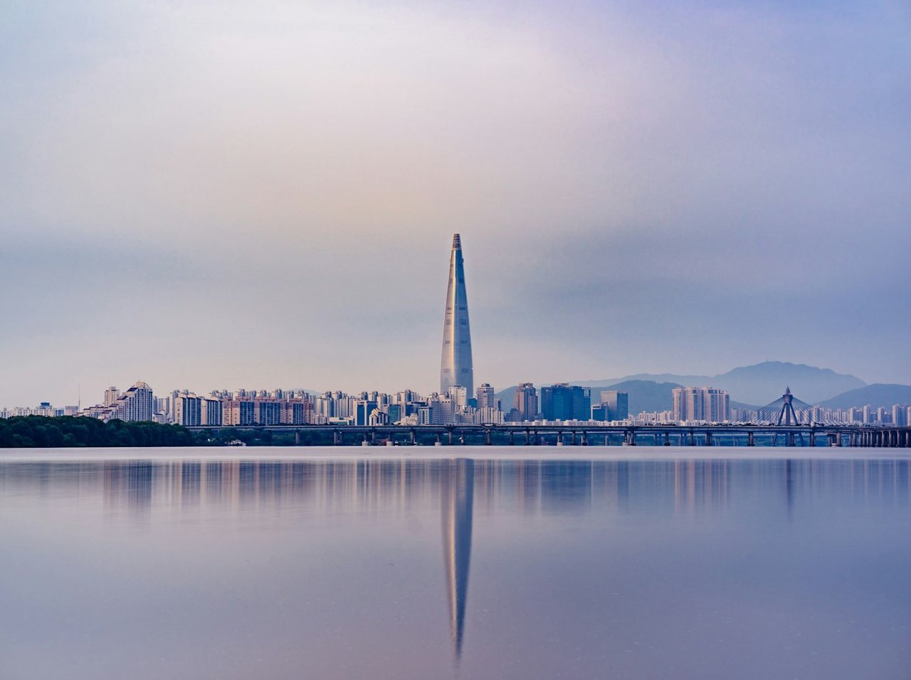 골목과 간판이 보이는 한국 거리 풍경 실사