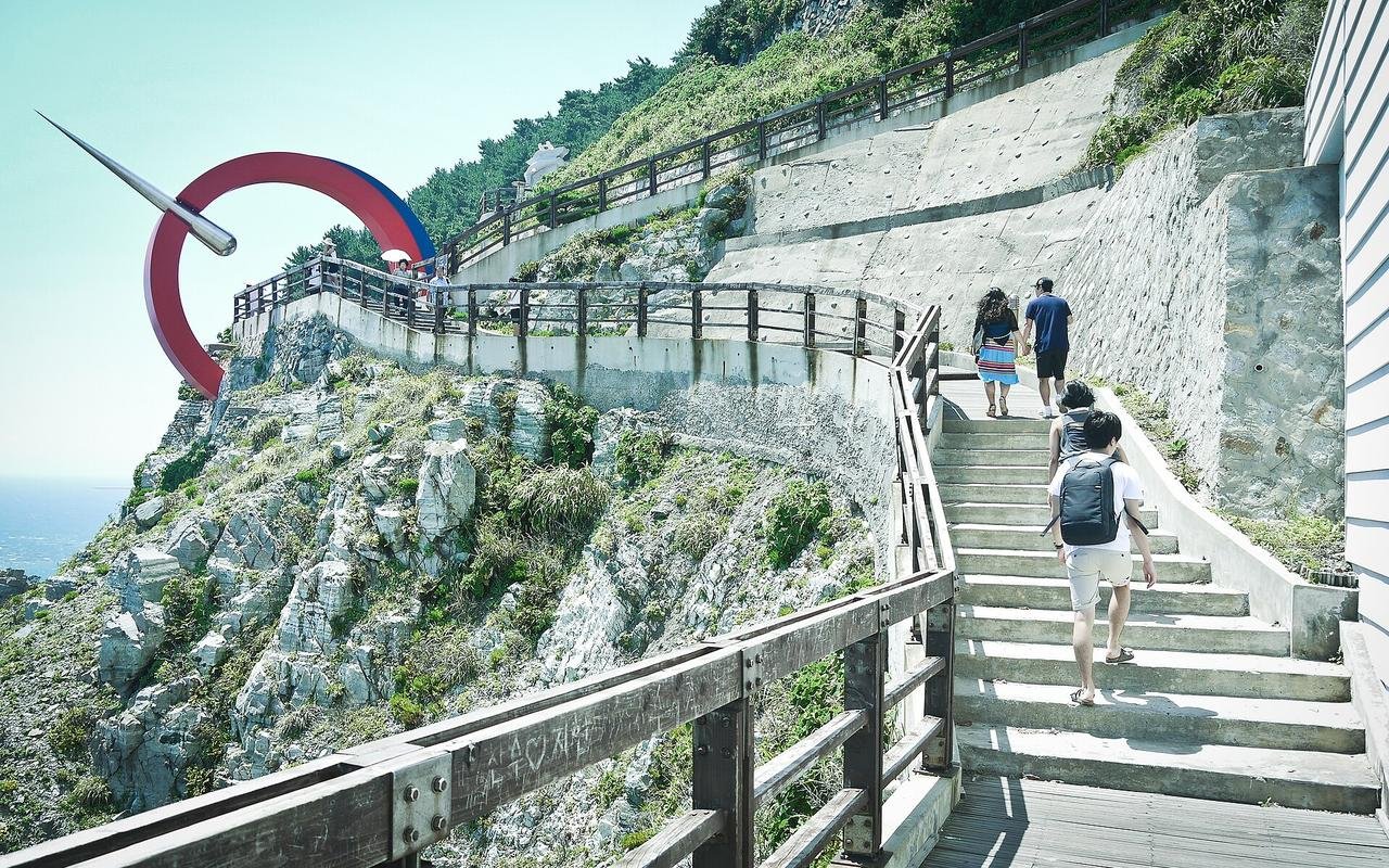 부산 태종대 해안 절벽과 바다 실사