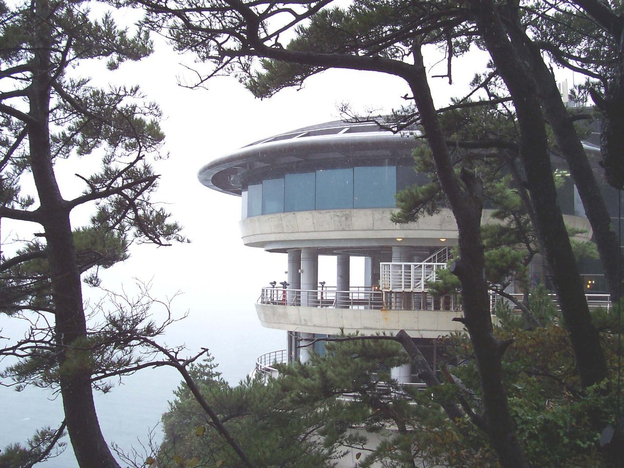 태종대 전망 시설과 바다 실사