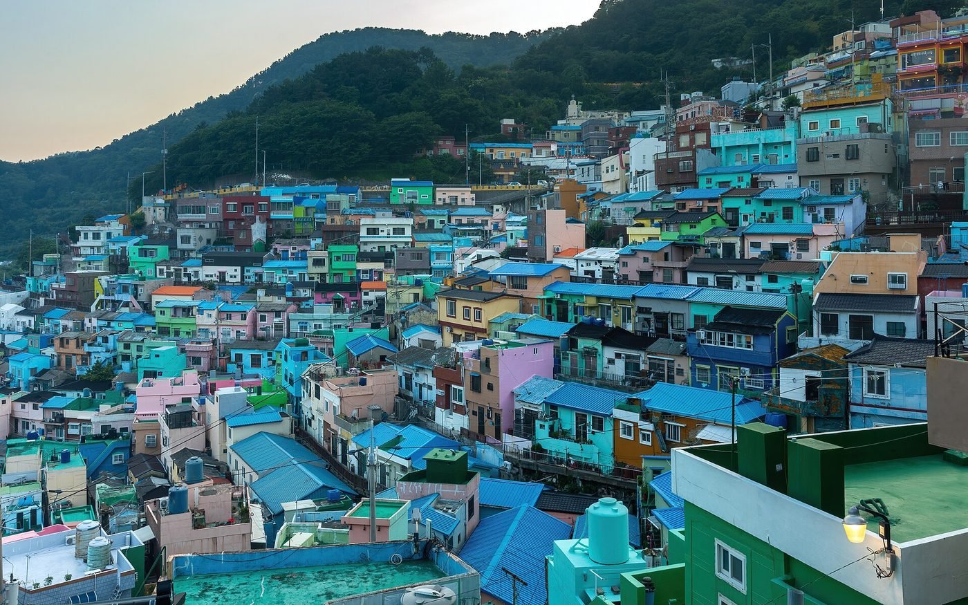 감천문화마을 알록달록한 지붕이 석양빛에 물든 전경