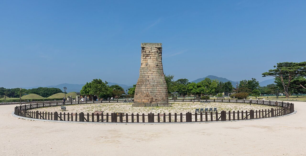 푸른 하늘 아래 경주 첨성대와 주변 들판