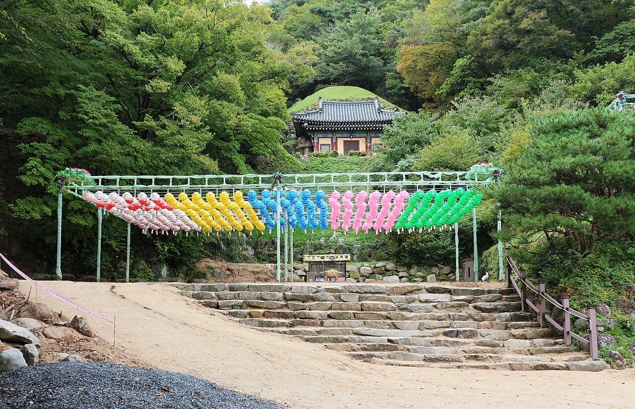 경주 석굴암 석굴 입구와 주변 산자락
