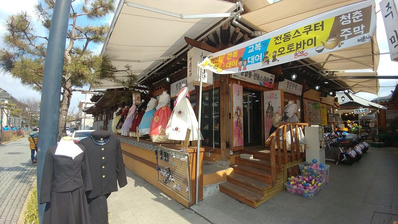 전주한옥마을 골목 상점과 기와 지붕이 보이는 거리