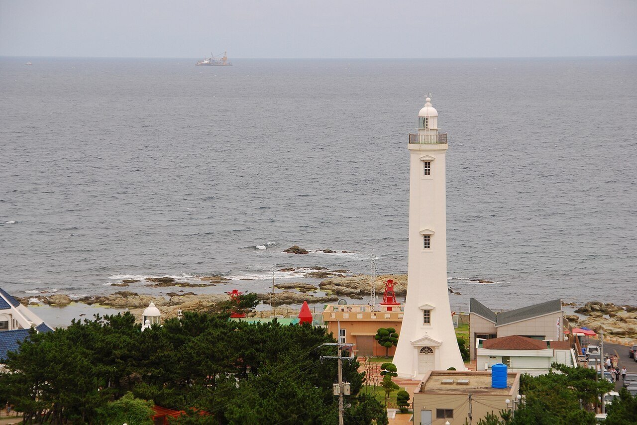 Homigot Lighthouse seen from the New Millennium Memorial Hall