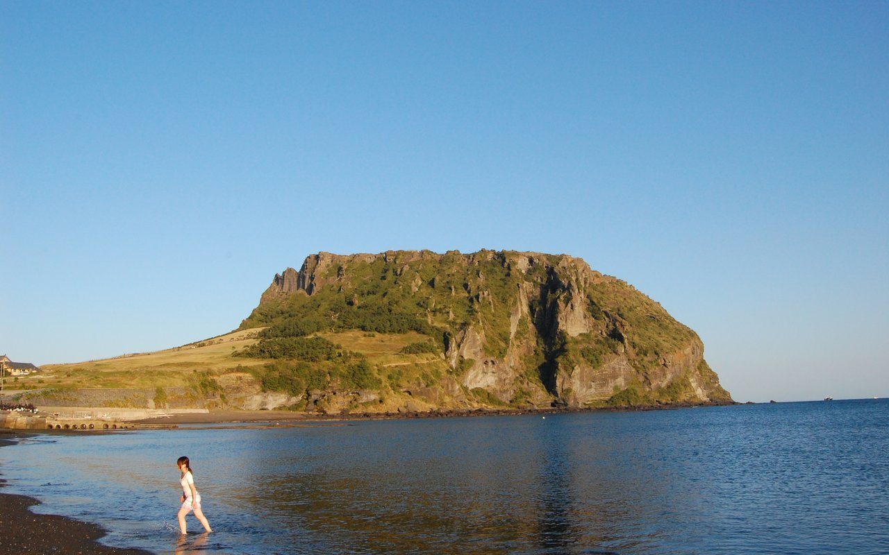 제주 성산일출봉 분화구와 해안 절벽이 보이는 실사