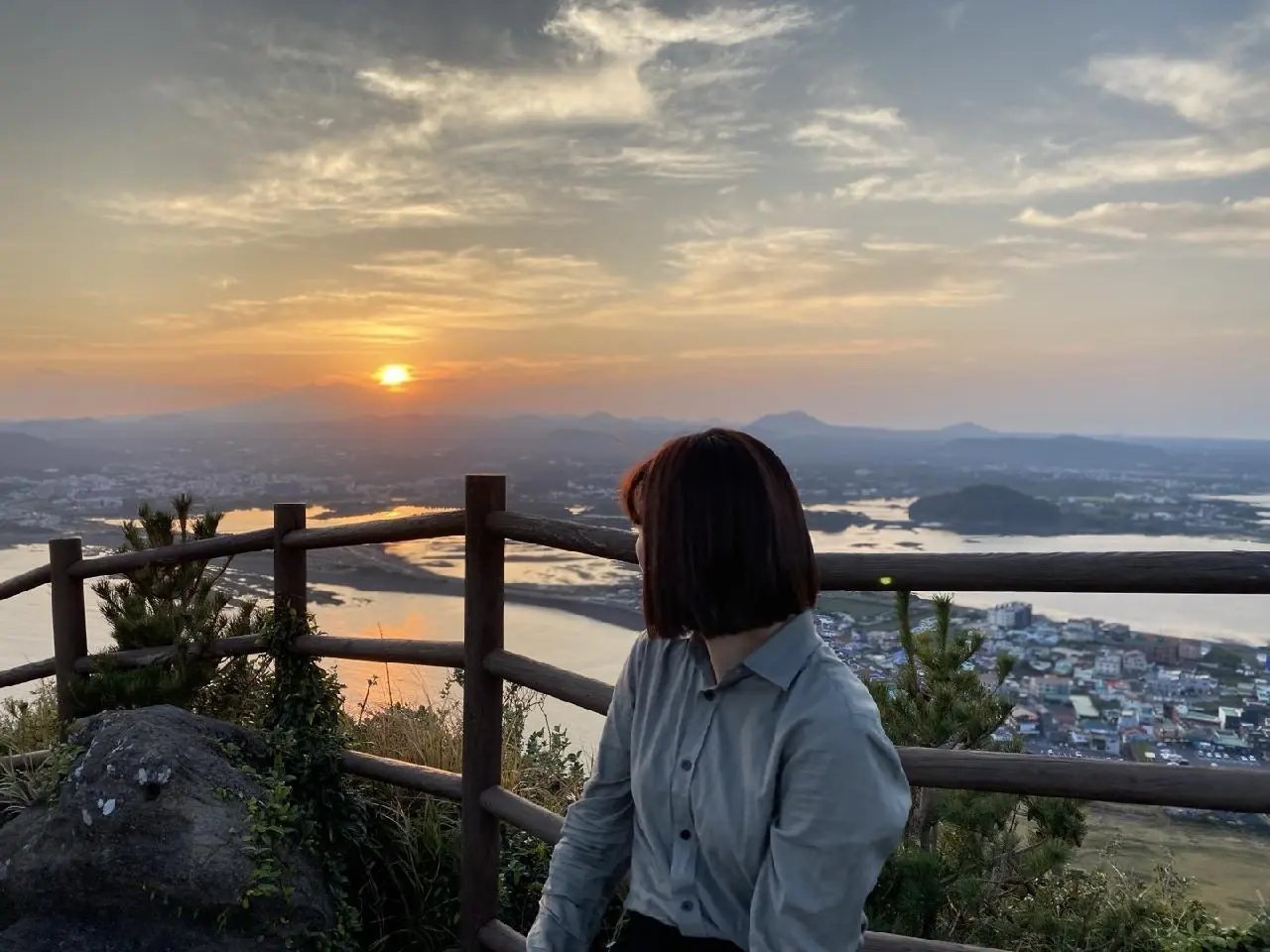 성산일출봉 정상 부근 초원과 분화구 풍경 실사