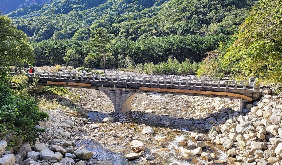 설악산 국립공원 계곡을 가로지르는 탐방로 다리