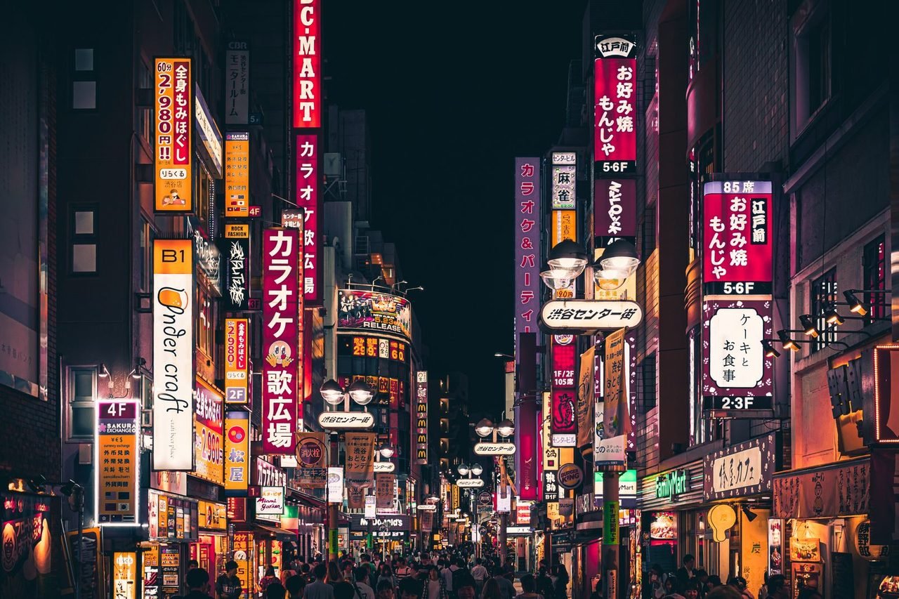 한복을 입고 골목을 걷는 사람들