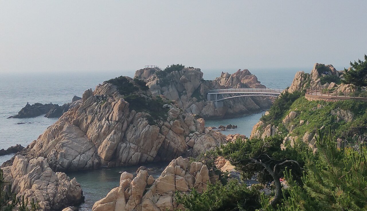 울산 대왕암공원 해안 절벽과 동해 전망