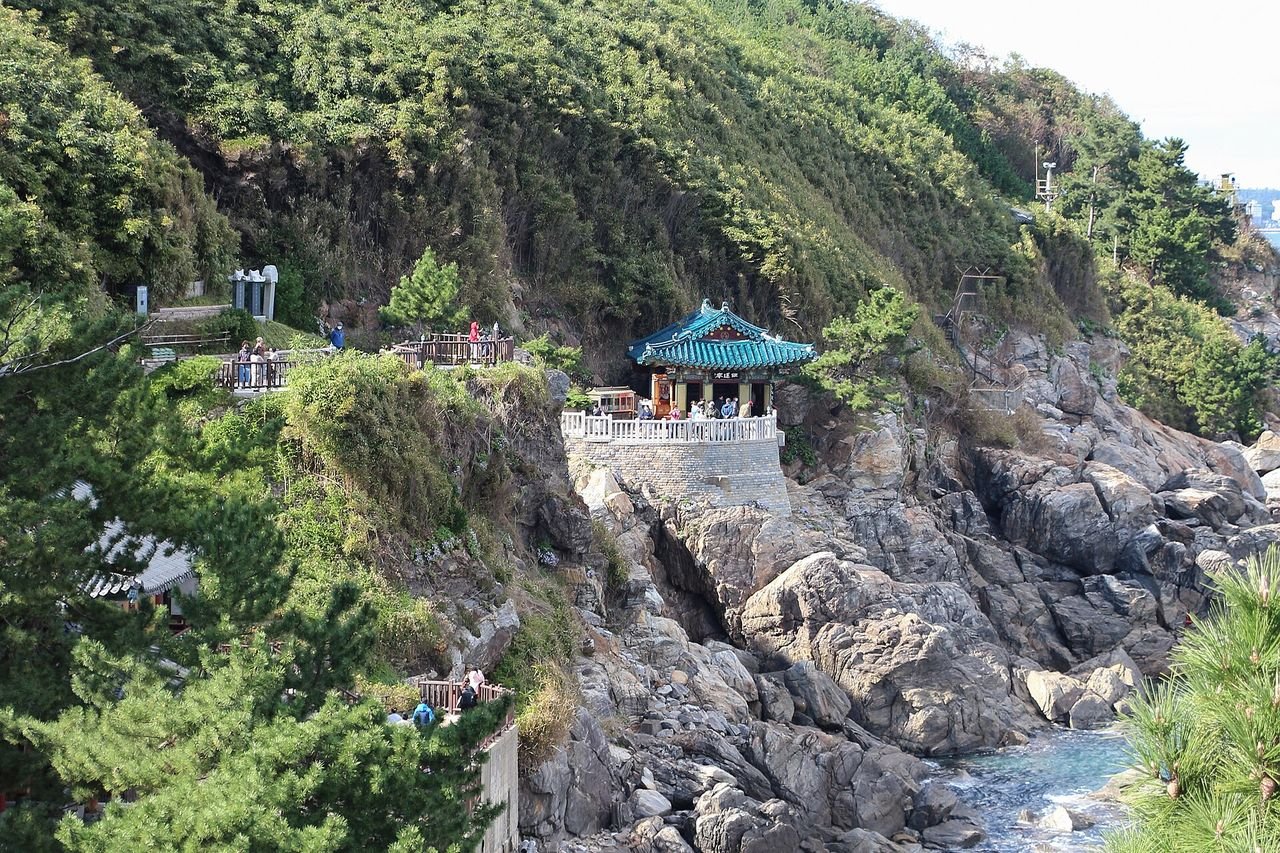 Hongryeonam Hermitage overlooking the sea