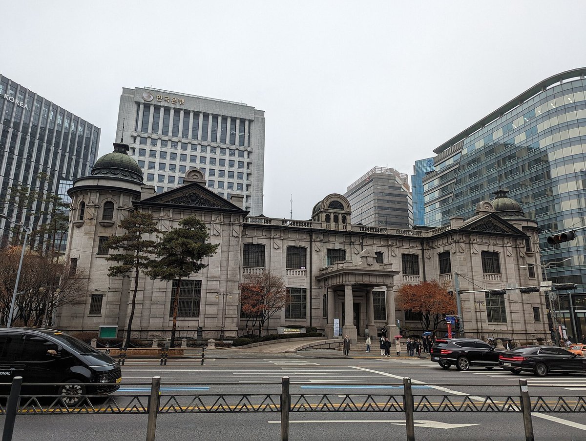 겨울철 한국은행 화폐박물관 건물과 뒤편 고층 빌딩