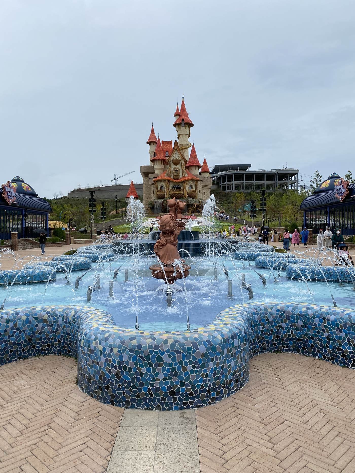 A fountain and a castle-like building at Lotte World in Busan