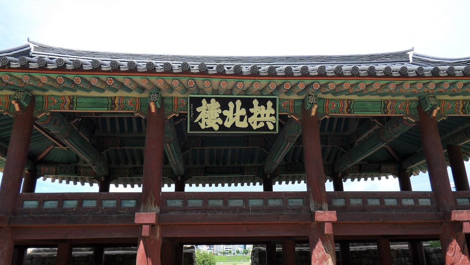 Gongbukru, the north gate of Gongsanseong overlooking the Geumgang