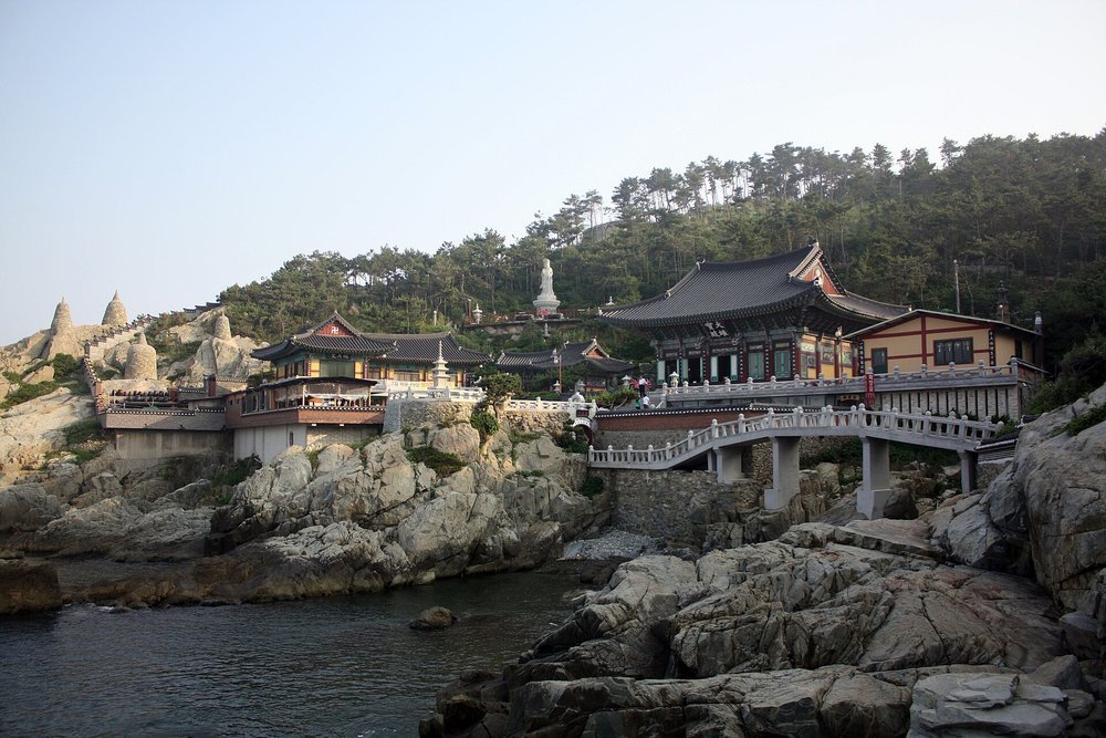 해안 바위 위로 다리와 전각이 이어진 해동용궁사 전경