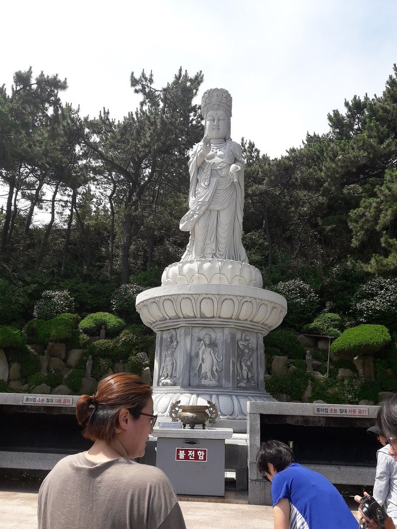 해동용궁사의 흰 해수관음대불과 그 앞의 관람객