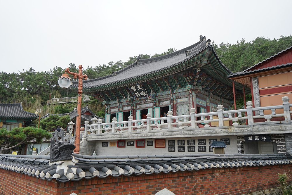 돌난간 위에 선 해동용궁사 대웅보전 전각