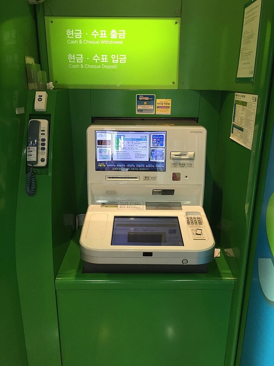 현금·수표 입출금 안내판 아래 놓인 서울의 은행 ATM