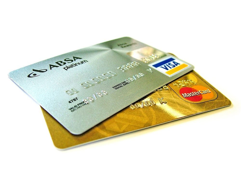 흰 배경 위에 겹쳐 놓인 신용카드 두 장