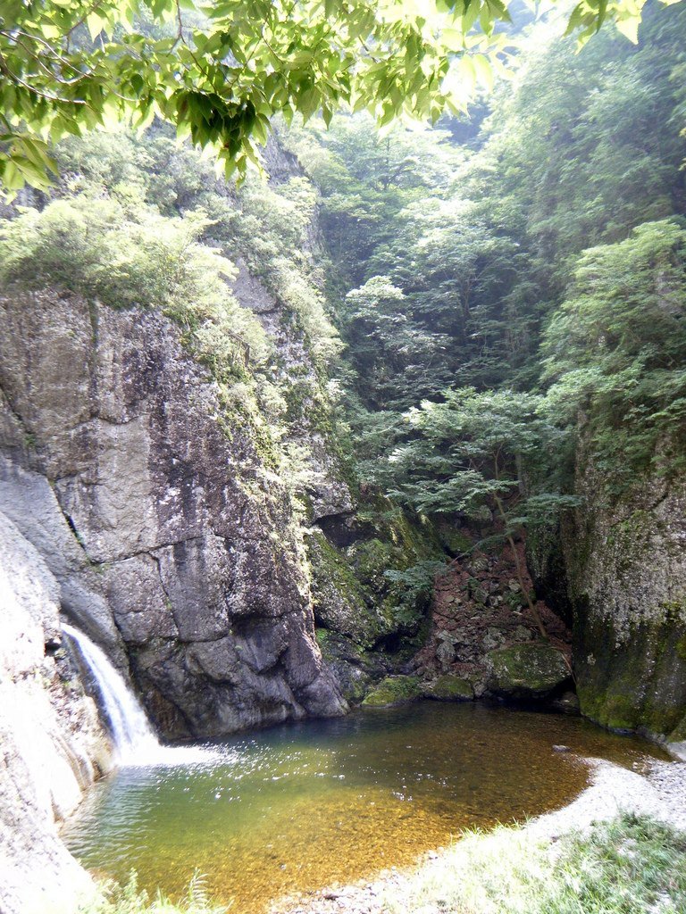 주왕산국립공원 계곡 바위 사이로 떨어지는 폭포와 물웅덩이