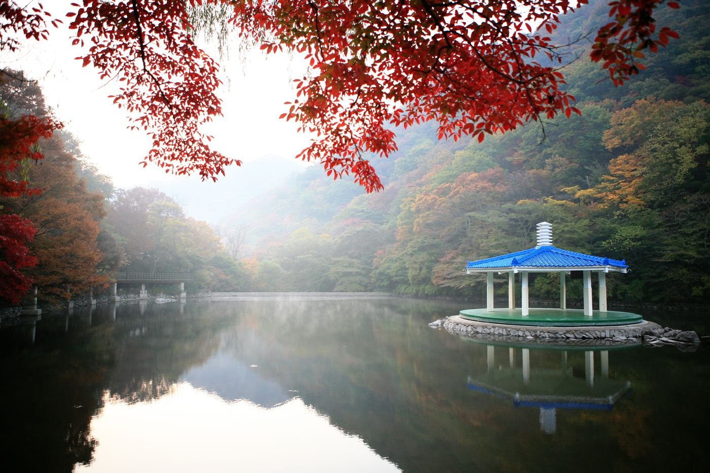 호수에 비친 우화정과 주변 단풍