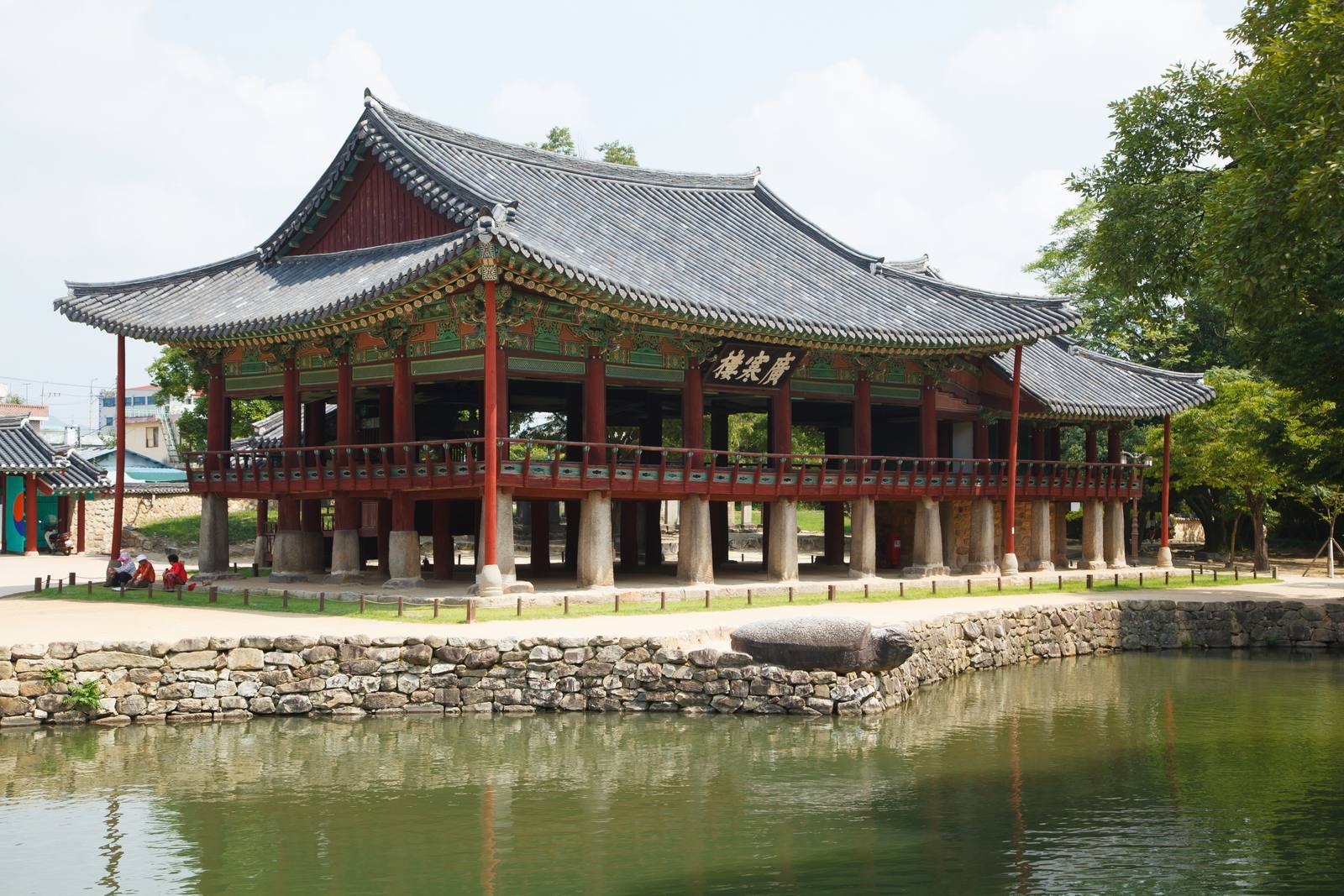 연못 앞 광한루 누각