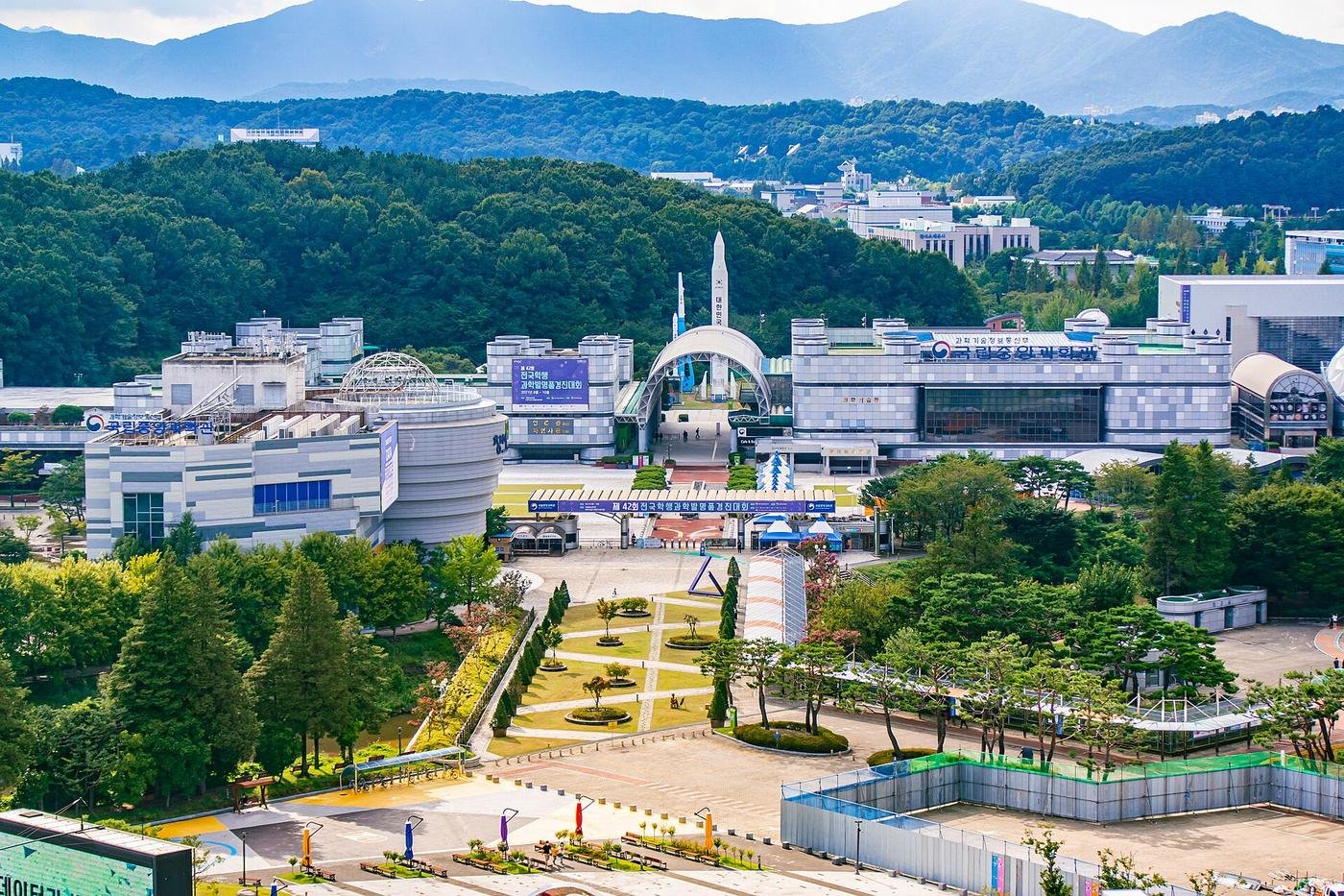 높은 곳에서 내려다본 국립중앙과학관 전경과 뒤편 산
