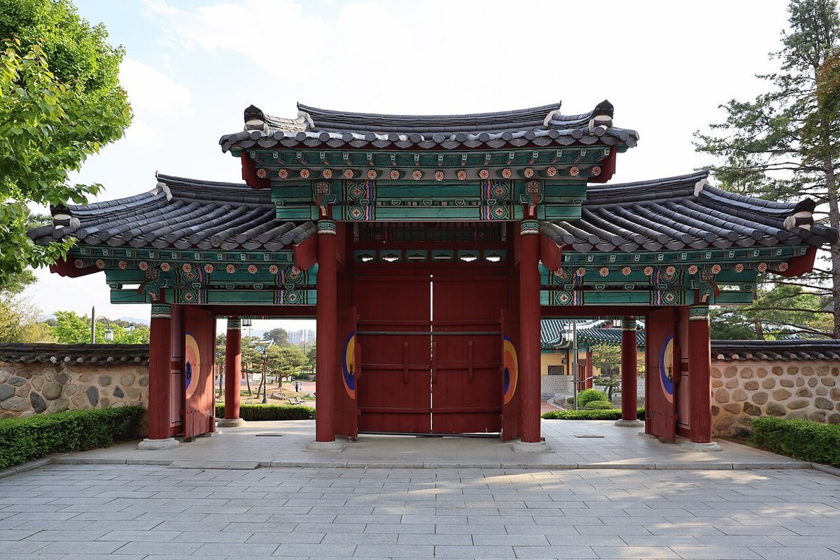 돌계단 위에 선 태극 문양의 경내 삼문