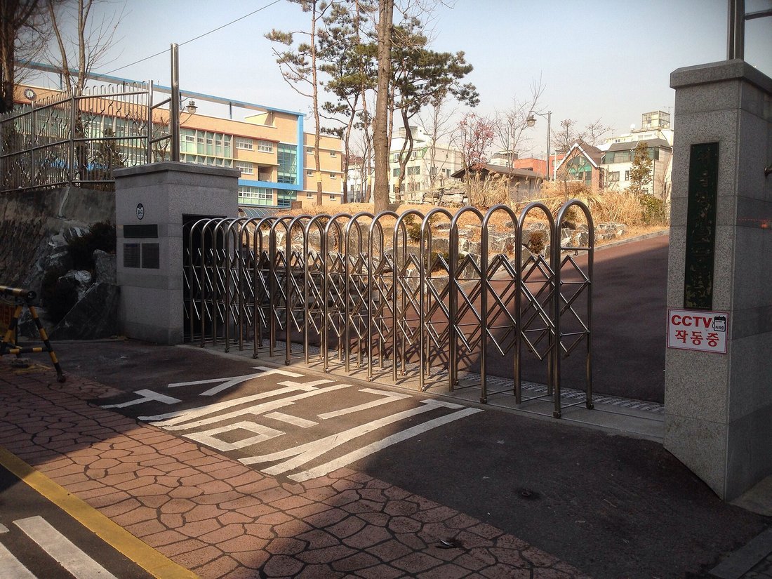 접이식 철문이 닫힌 서울 창서초등학교 정문