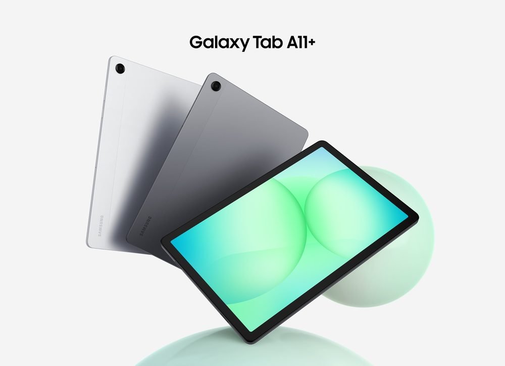 연한 회색 배경 위 Galaxy Tab A11+ 글자 아래로 은색·회색 뒷면 태블릿 두 대와 초록 배경화면이 켜진 태블릿이 비스듬히 겹친 모습